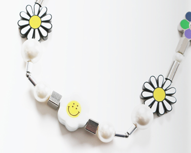 SALUTE Daisy Flower Smile Necklace