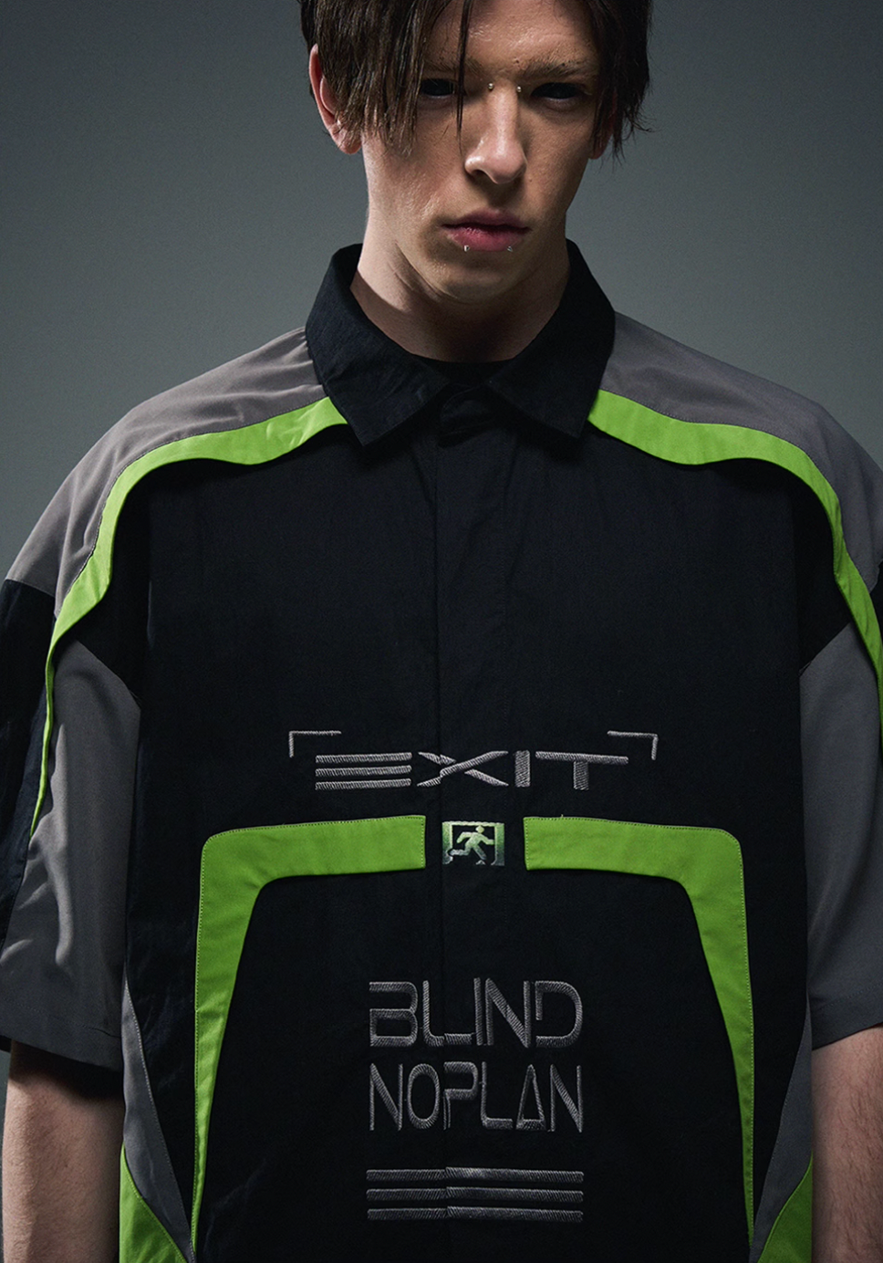 BLIND NO PLAN Colorblocked Racing Heavy Embroidery Short Sleeve Shirt