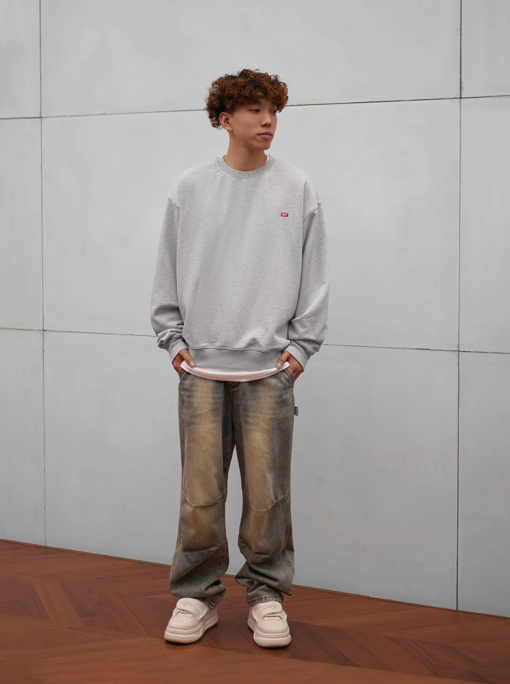 1807 One Point Box Logo Embroidery Sweatshirt