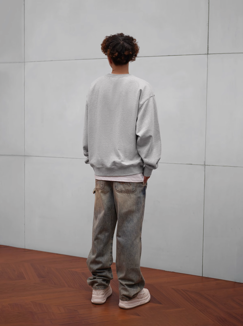 1807 One Point Box Logo Embroidery Sweatshirt