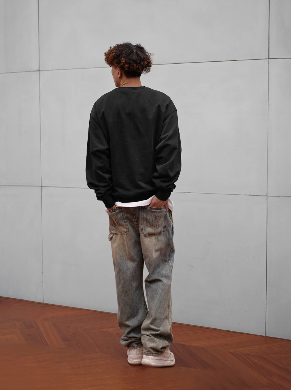 1807 One Point Box Logo Embroidery Sweatshirt