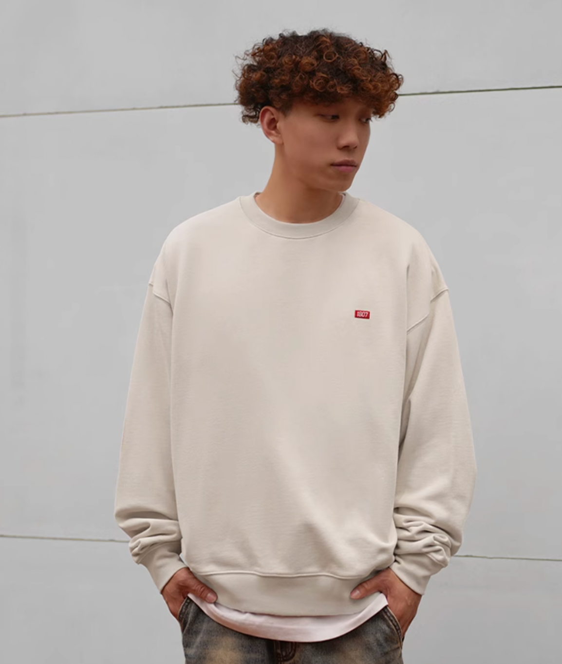 1807 One Point Box Logo Embroidery Sweatshirt