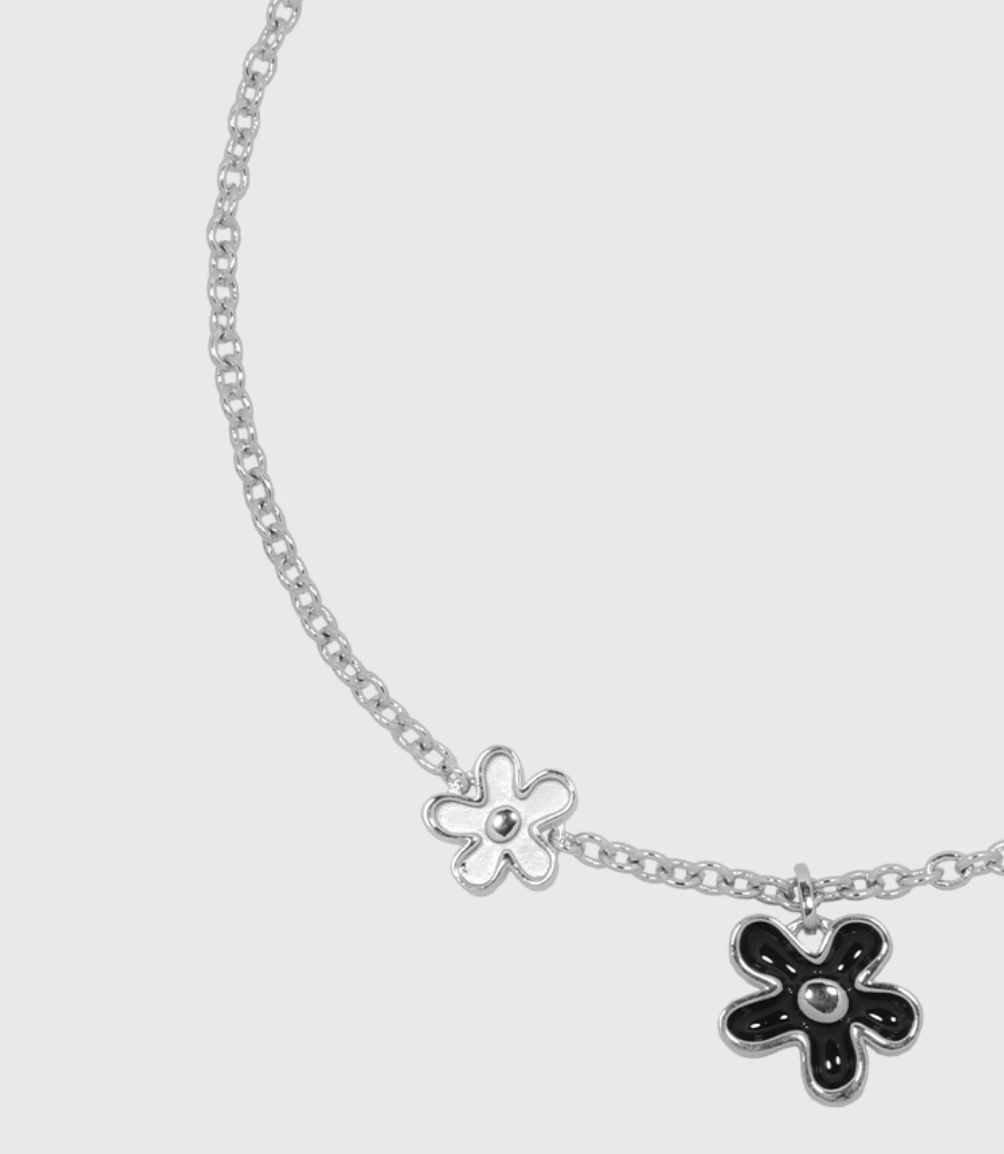 AWE The First Blooming Black Flowers Chain Necklace