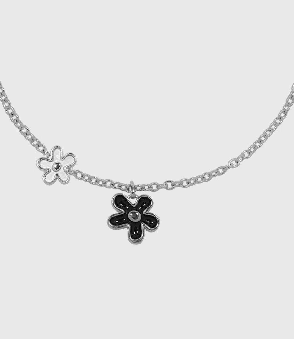 AWE The First Blooming Black Flowers Chain Necklace