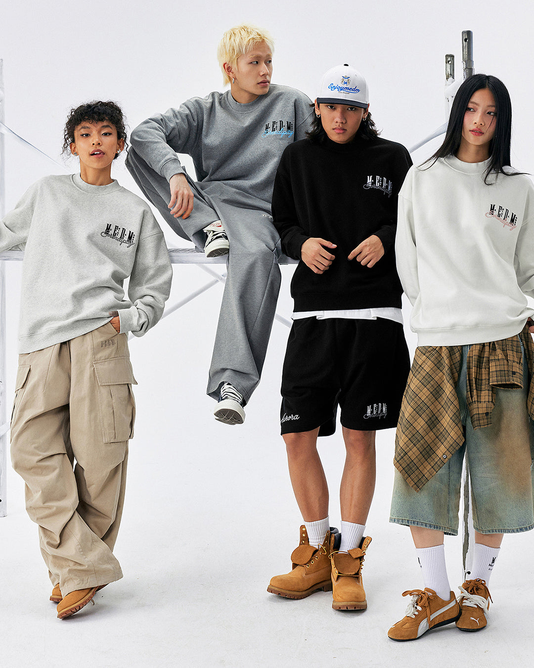 MEDM Logo Embroidered Basic Sweatshirt