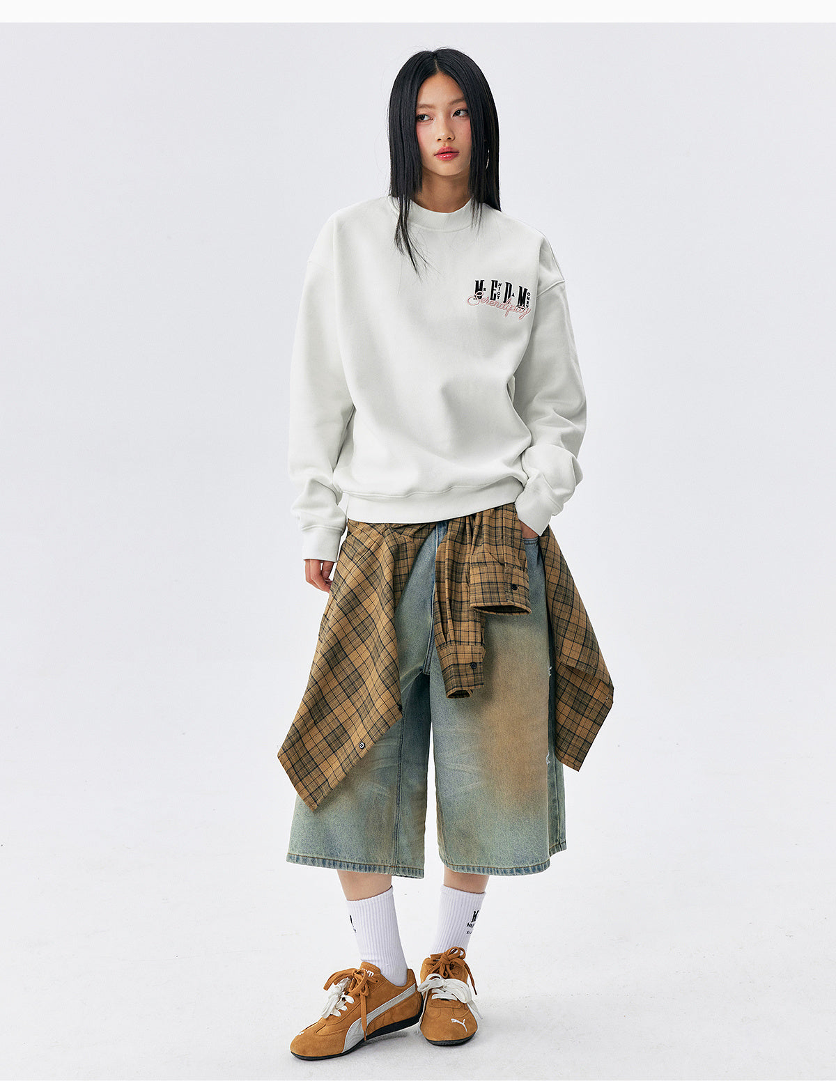 MEDM Logo Embroidered Basic Sweatshirt