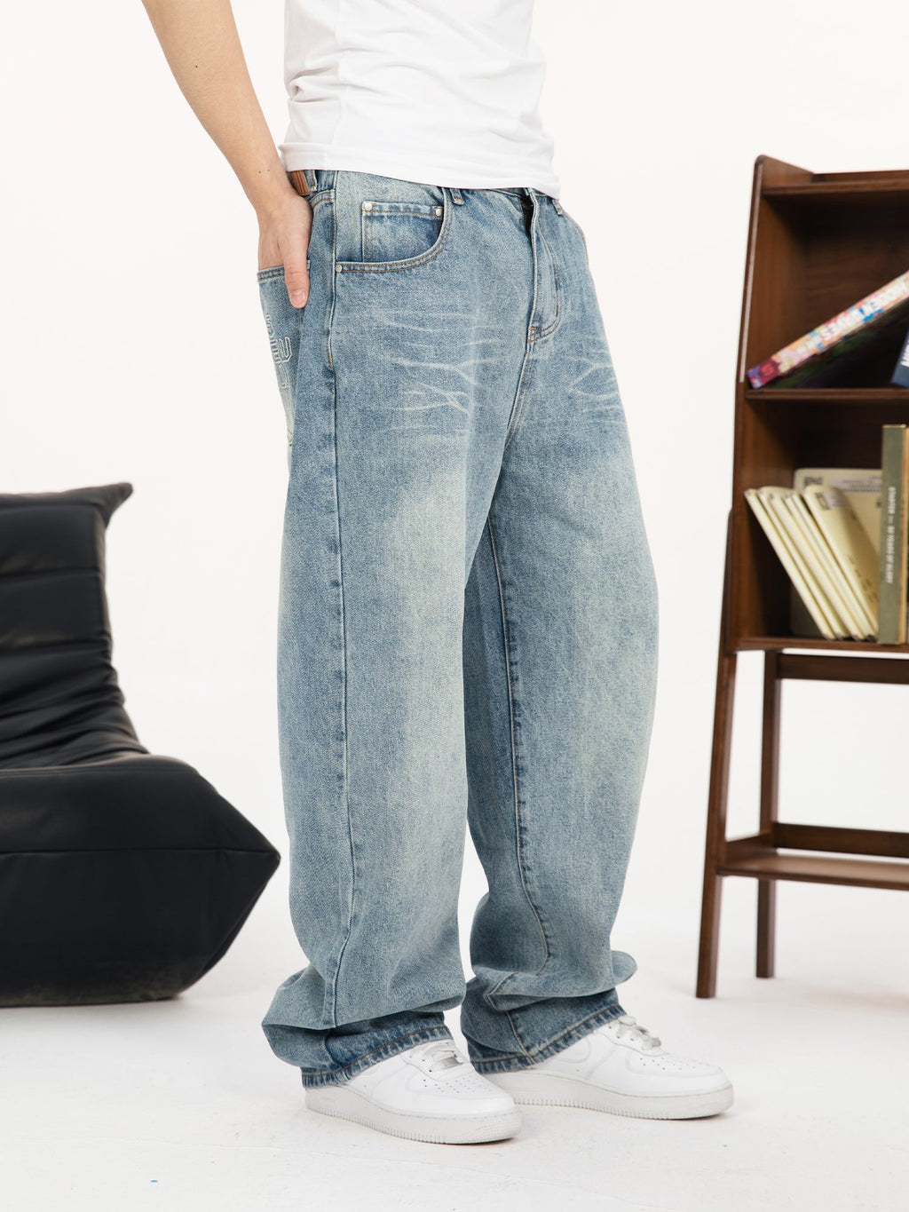 S45 White Embroidered Washed Old Jeans