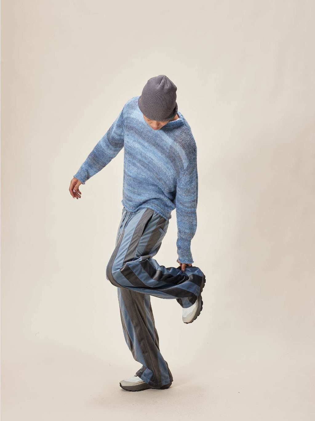 EVILKNIGHT(EK) Gradient Striped Knit Sweater