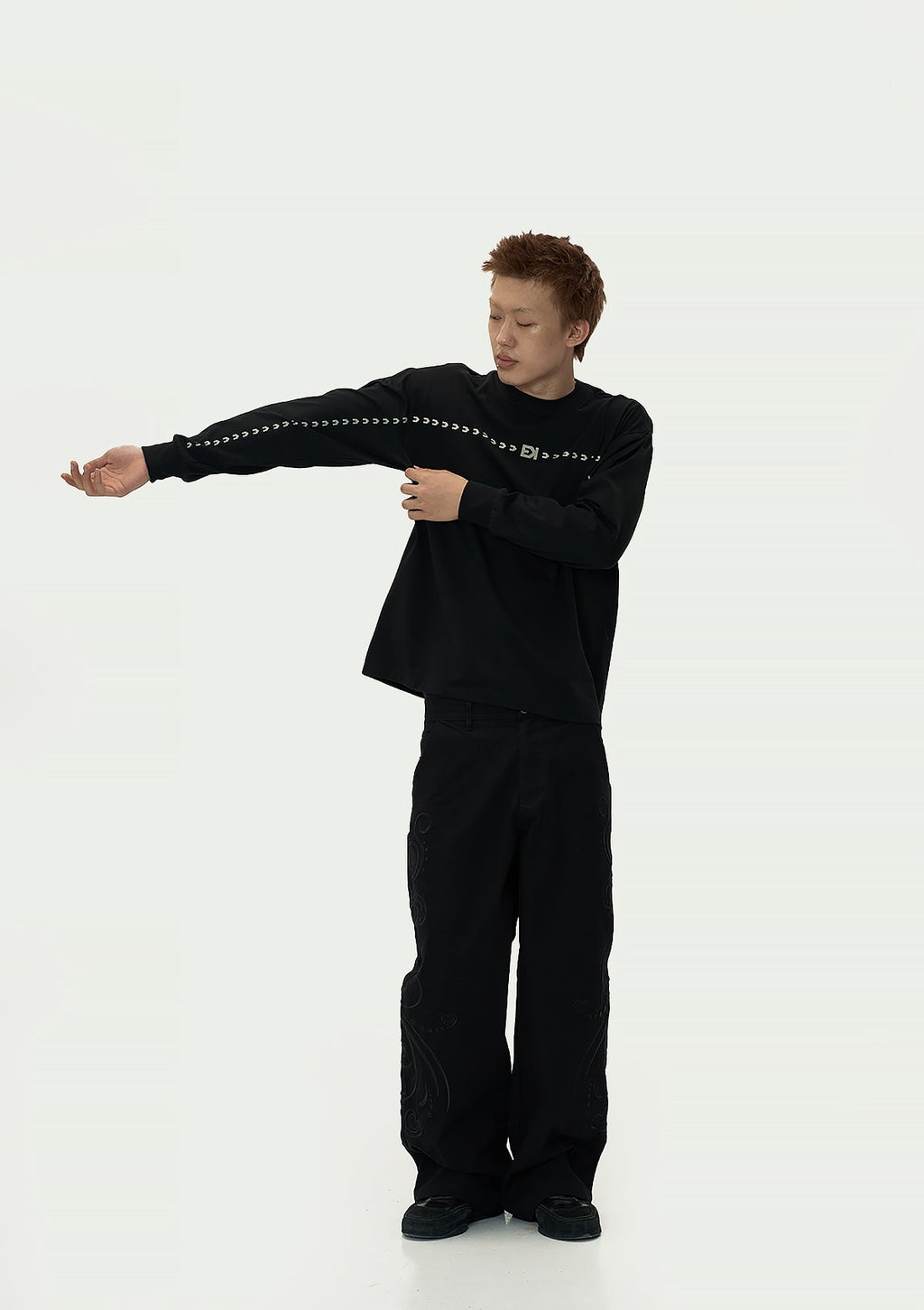 EVILKNIGHT(EK) Basic Arrow Logo Long Sleeve Tee