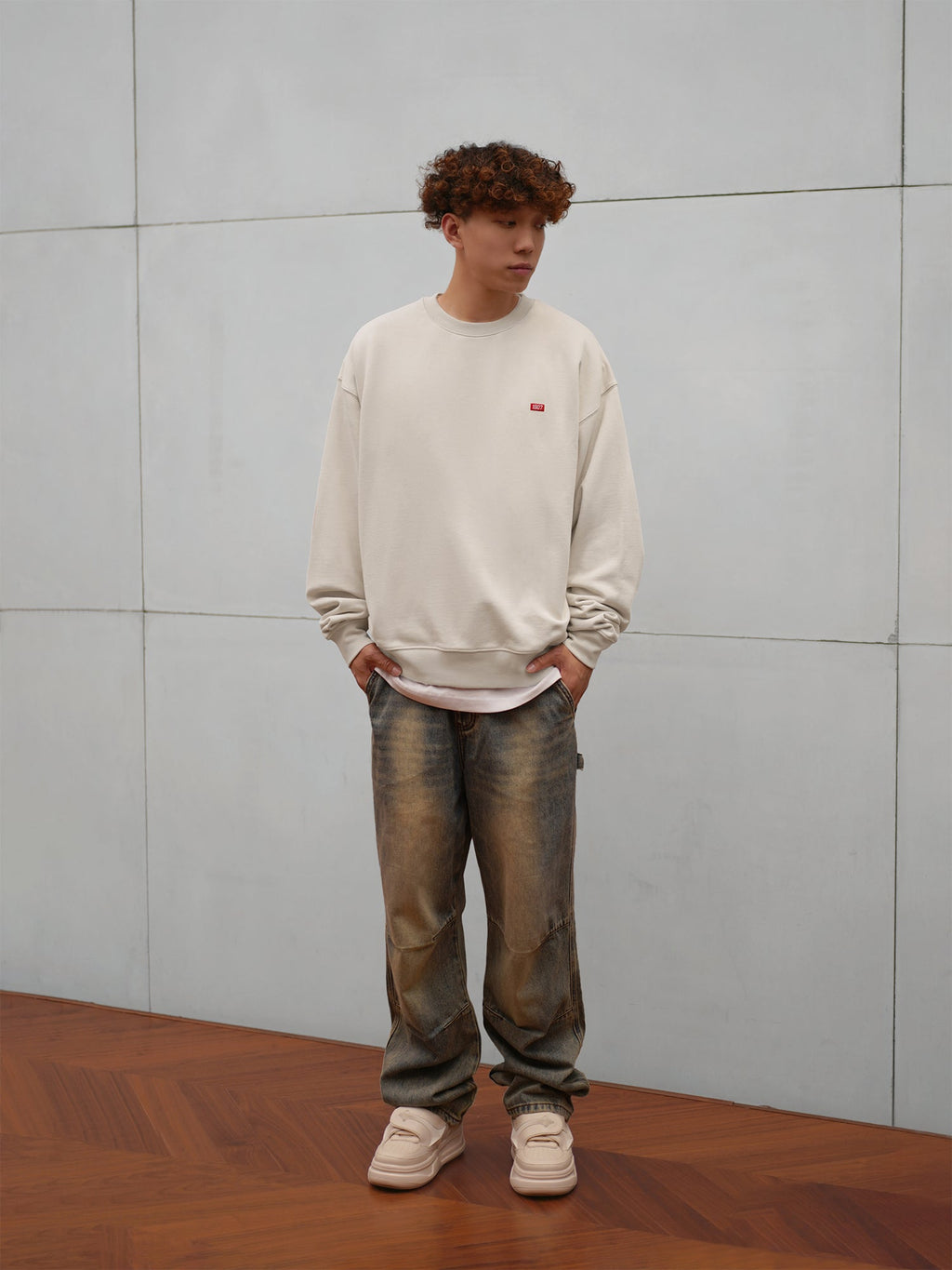 1807 One Point Box Logo Embroidery Sweatshirt