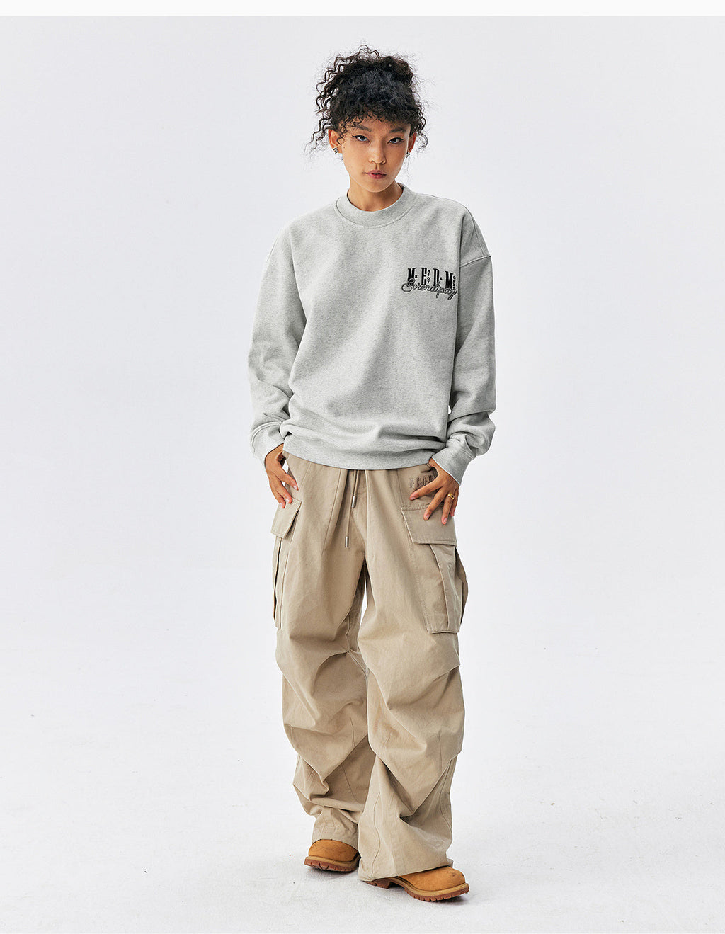 MEDM Logo Embroidered Basic Sweatshirt