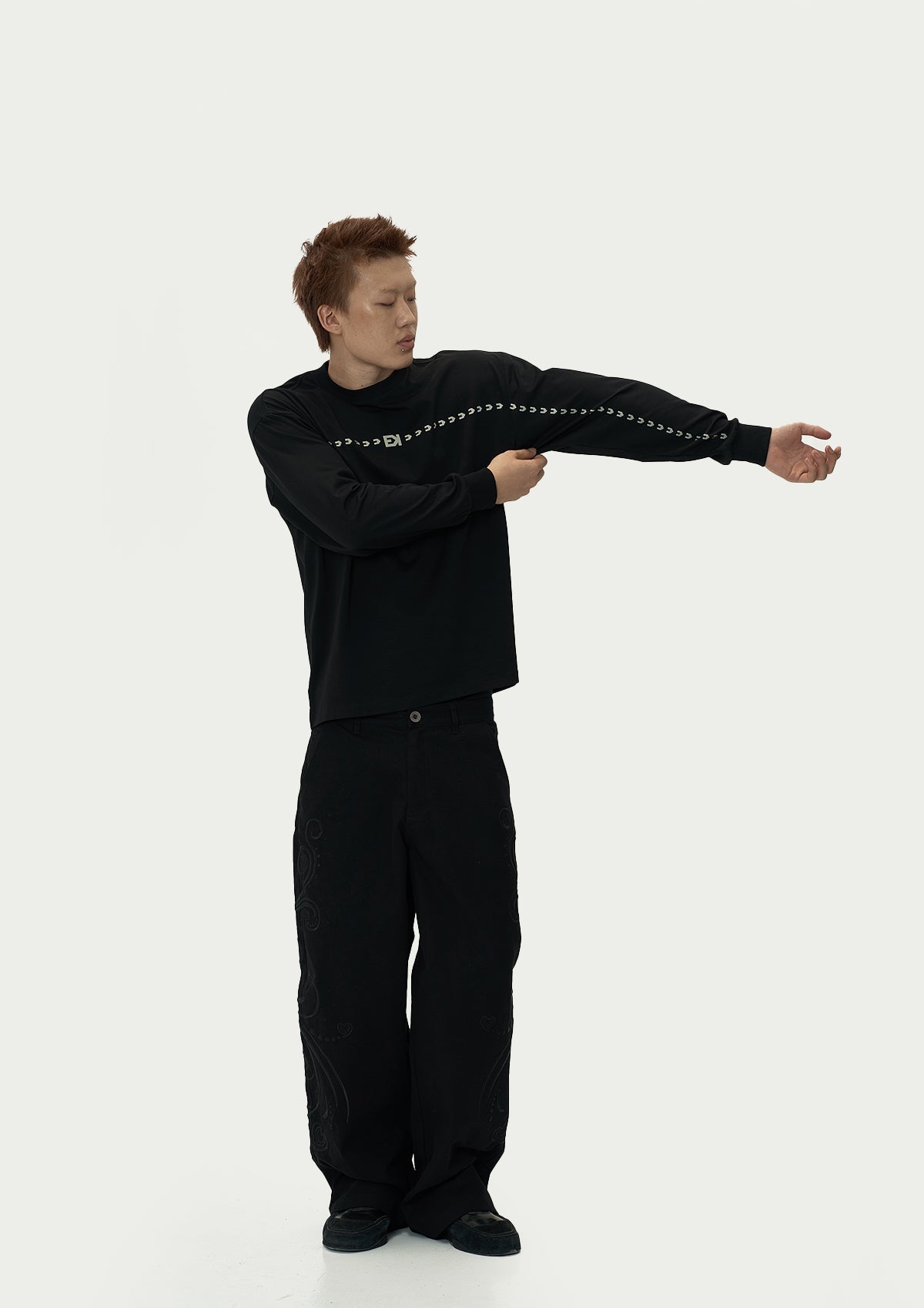 EVILKNIGHT(EK) Basic Arrow Logo Long Sleeve Tee