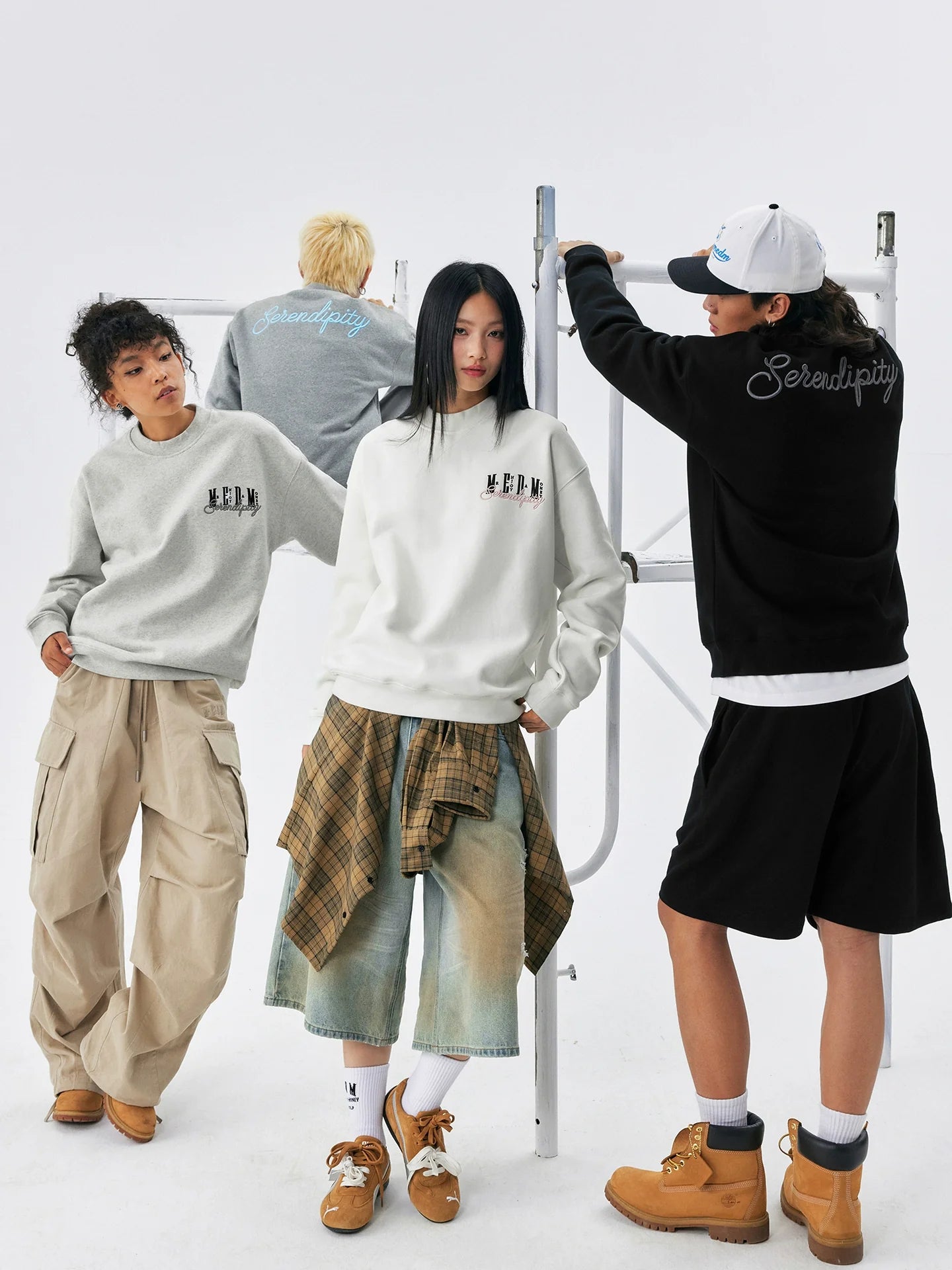 MEDM Logo Embroidered Basic Sweatshirt