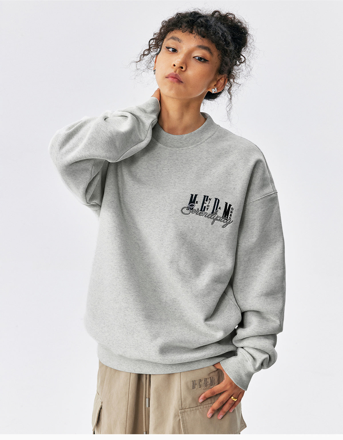 MEDM Logo Embroidered Basic Sweatshirt
