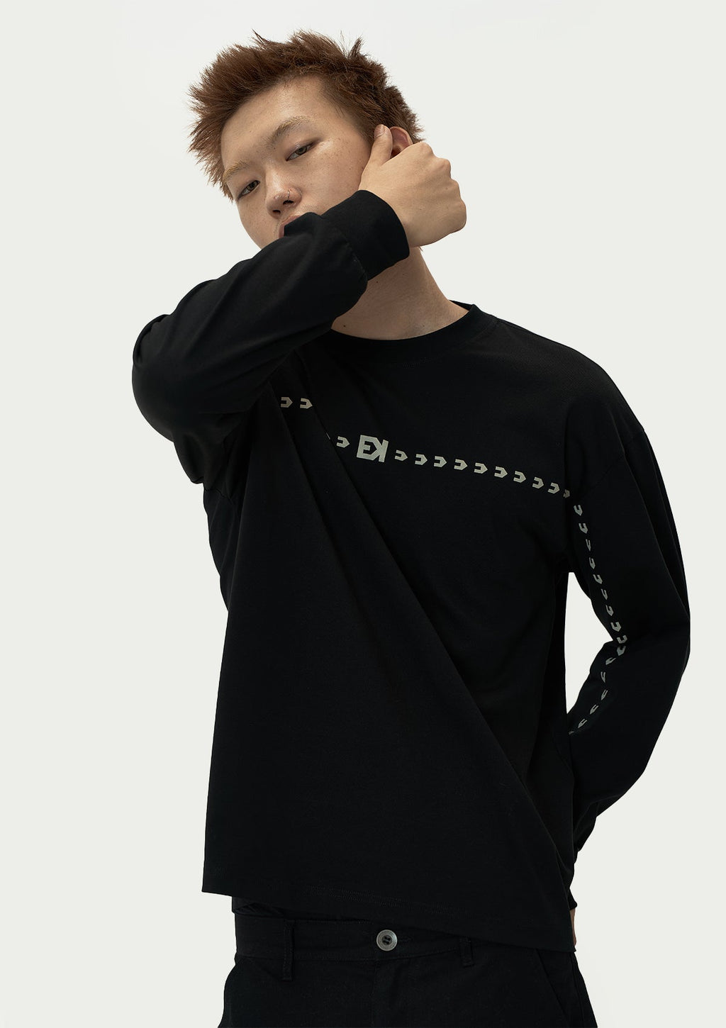 EVILKNIGHT(EK) Basic Arrow Logo Long Sleeve Tee