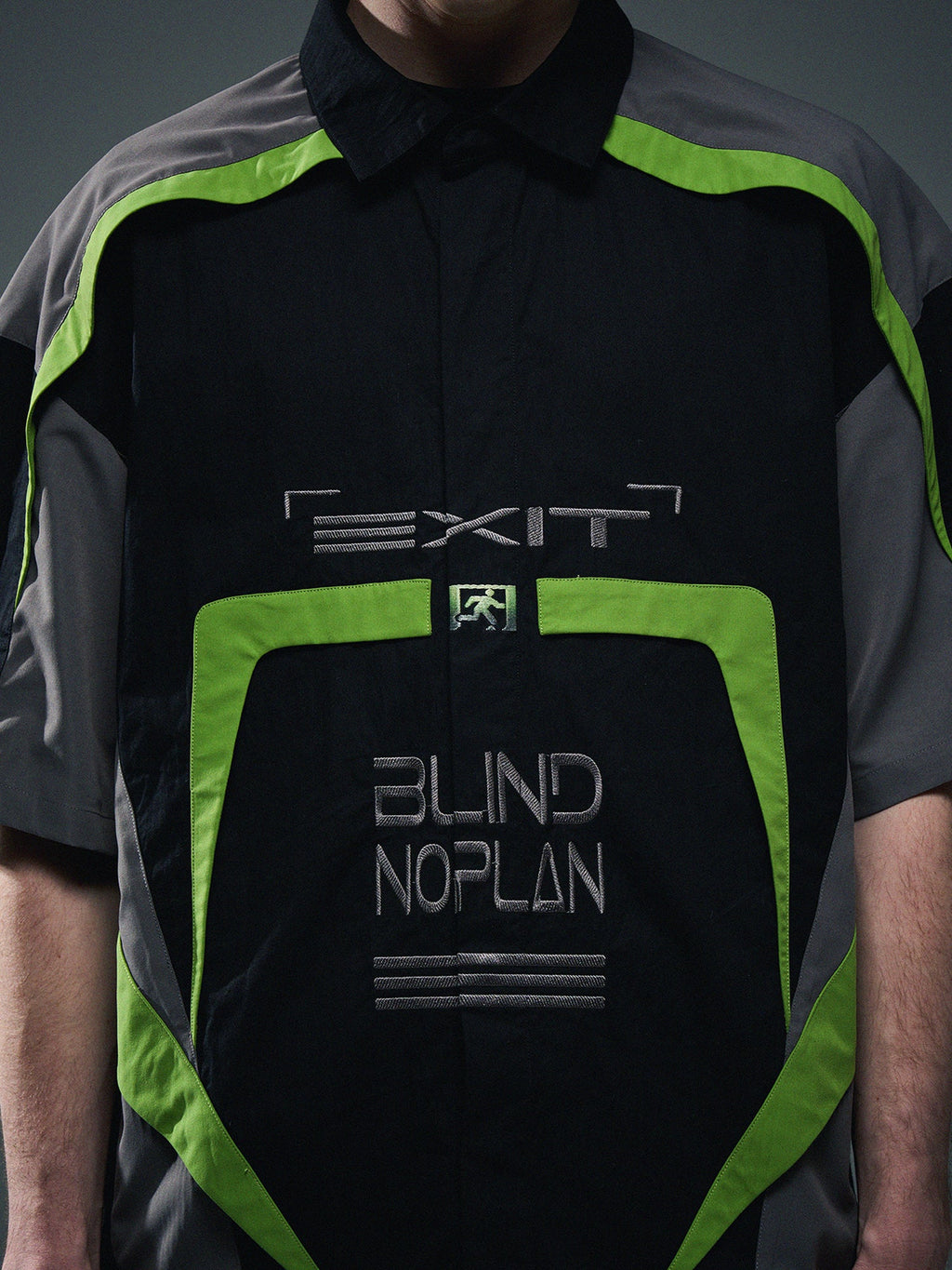 BLIND NO PLAN Colorblocked Racing Heavy Embroidery Short Sleeve Shirt