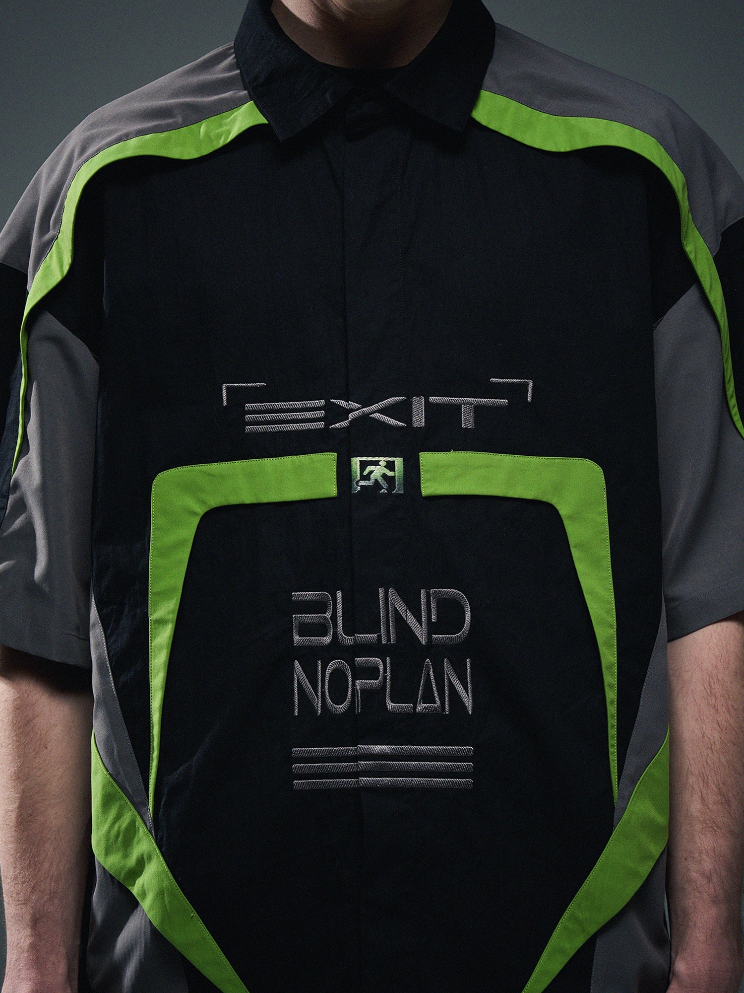 BLIND NO PLAN Colorblocked Racing Heavy Embroidery Short Sleeve Shirt
